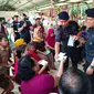 Puluhan personel Brimob Batalyon C Pelopor menggelar sosialisasi dan membagikan masker untuk mengantisipasi virus corona covid-19 di Terminal Harjamukti Cirebon. Foto (Liputan6.com / Panji Prayitno)