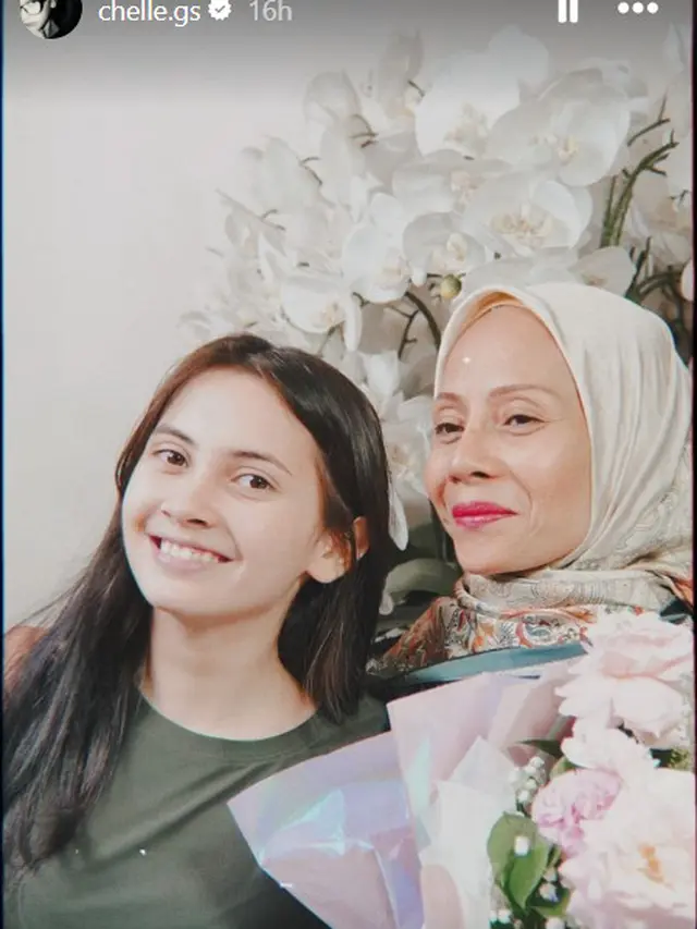 Berseteru dengan Sandrinna, Ini 6 Potret Purwanti Dapat Kejutan dari Richelle di Hari Ibu