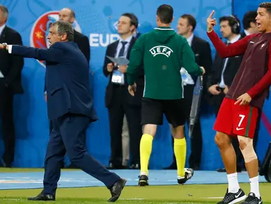  Cristiano Ronaldo bersama pelatihnya Fernando Santos mengintruksikan para pemain saat laga final Euro 2016 antara Portugal vs Prancis di Stade de France, Saint-Denis, Paris, Prancis, (10/7). Portugal menang 1-0 atas Prancis. (REUTERS/Michael Dalder)