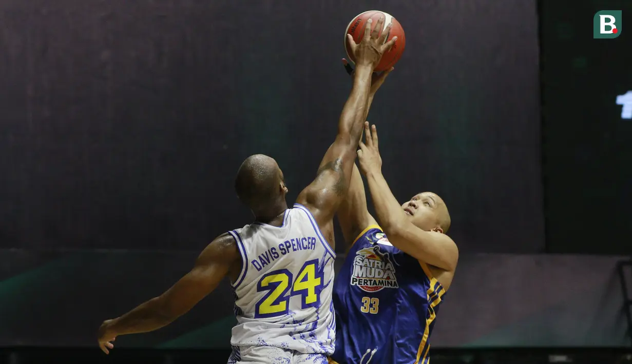 Satria Muda Pertamina Jakarta masih tertinggal 19 poin di pertengahan kuarter tiga saat menghadapi Prawira Bandung dalam lanjutan IBL 2022. Tepatnya Prawira masih unggul 55-34. (Bola.com/M Iqbal Ichsan)