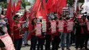 Elemen buruh menggelar aksi unjuk rasa di gedung DPR RI, Jakarta, Selasa (10/1/2023). Massa aksi yang menolak Perppu Cipta Kerja tersebut terlihat membawa bendera berwarna merah memenuhi halaman depan gedung DPR. (Liputan6.com/Faizal Fanani)