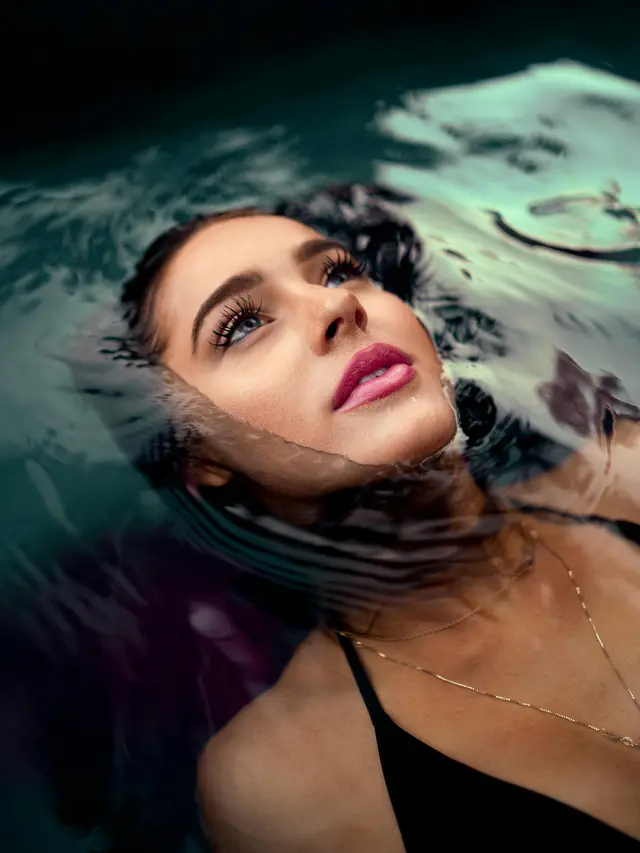 Pilih Produk Makeup Waterproof