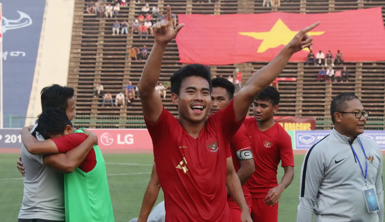 Pemain Timnas Indonesia U-22, Nurhidayat, merayakan kemenangan atas Vietnam pada laga Piala AFF U-22 2019 di Olympic Stadium, Phnom Penh, Kamboja, Minggu (24/2/2019). Indonesia menang 1-0 atas Vietnam. (Bola.com/Zulfirdaus Harahap)