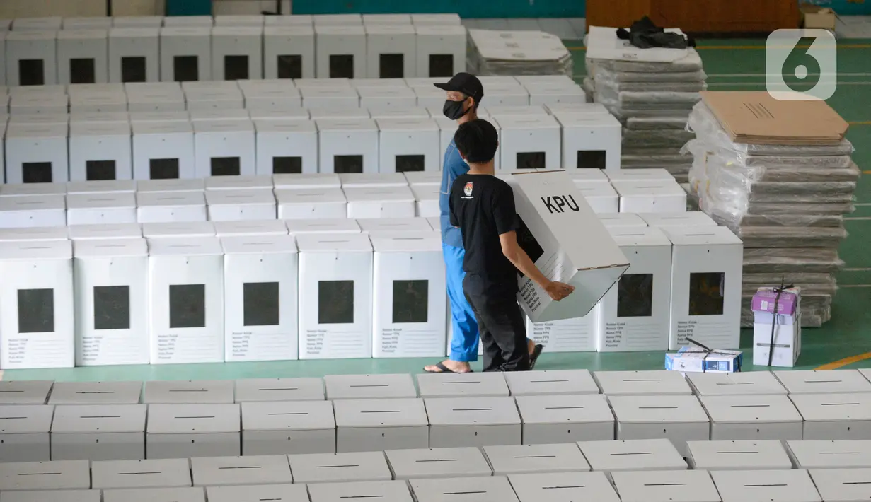 Petugas membawa kotak suara yang mulai distribusikan ke Kantor Kecamatan Pondok Aren, Kota Tangerang Selatan, Banten, Rabu (2/12/2020). Logistik Pilkada Tangsel tersebut seperti kotak suara, bilik suara dan alat pelindung diri (APD). (merdeka.com/Dwi Narwoko)