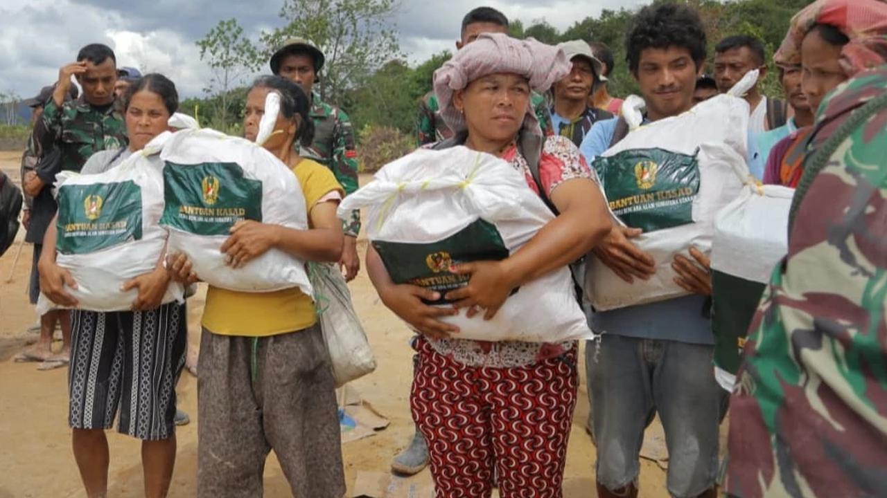 FOTO: Satgas Gulbencal Kodam I/BB Percepat Distribusi Bantuan ke Wilayah Terisolasi di Tapanuli Utara