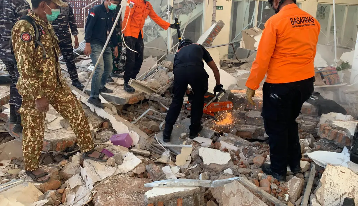 Anggota Tim SAR campuran mengevakuasi korban terdampak gempa bumi berkekuatan magnitudo 7,7 di Maumere, Nusa Tenggara Timur, Sabtu, 15 Agustus 2026. (Basarnas)