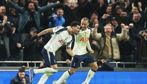 Pemain Tottenham, Dominic Solanke (kiri), merayakan gol kedua timnya bersama Xavi Simons dalam pertandingan Liga Inggris melawan Manchester City, Minggu (1/2/2026). (AP Photo/Richard Pelham)