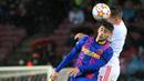 Barcelona hampir membuka keunggulan pada menit ke-42 lewat Yusuf Demir. Sayangnya, tembakan melengkungnya masih membentur tiang gawang. Skor imbang 0-0 tak berubah hingga waktu turun minum. (AFP/ Lluis Gene)