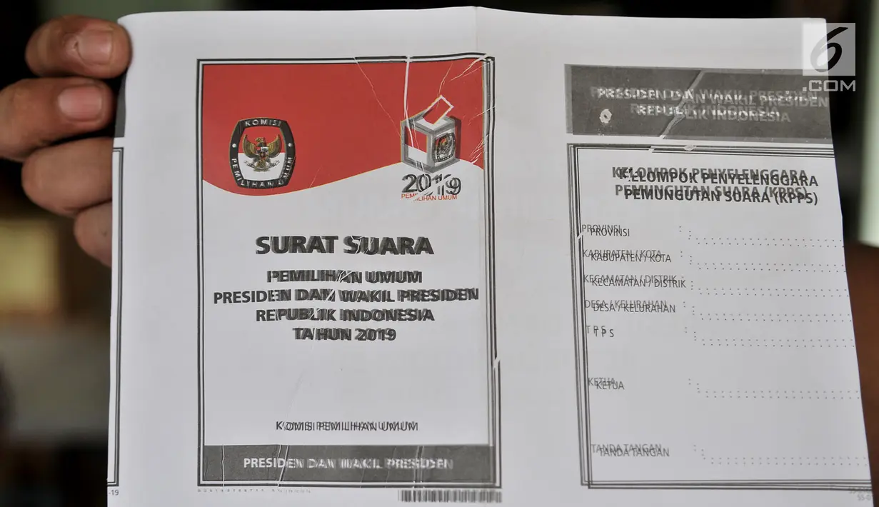 Pekerja menunjukkan surat suara yang terpotong di Gedung Logistik KPU Kota Jakarta Pusat, Jakarta, Selasa (5/3). Per 3 Maret 2019, KPU Kota Jakarta Pusat mencatat sebanyak 1.551 surat suara rusak selama proses pelipatan. (merdeka.com/Iqbal Nugroho)