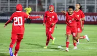 Pemain Timnas Putri Indonesia,Marcela Awi, merayakan gol ke gawang Singapura dalam laga uji coba di Stadion Madya, Senayan, Jakarta, Selasa, (28/5/2024). (Bola.com/Bagaskara Lazuardi)