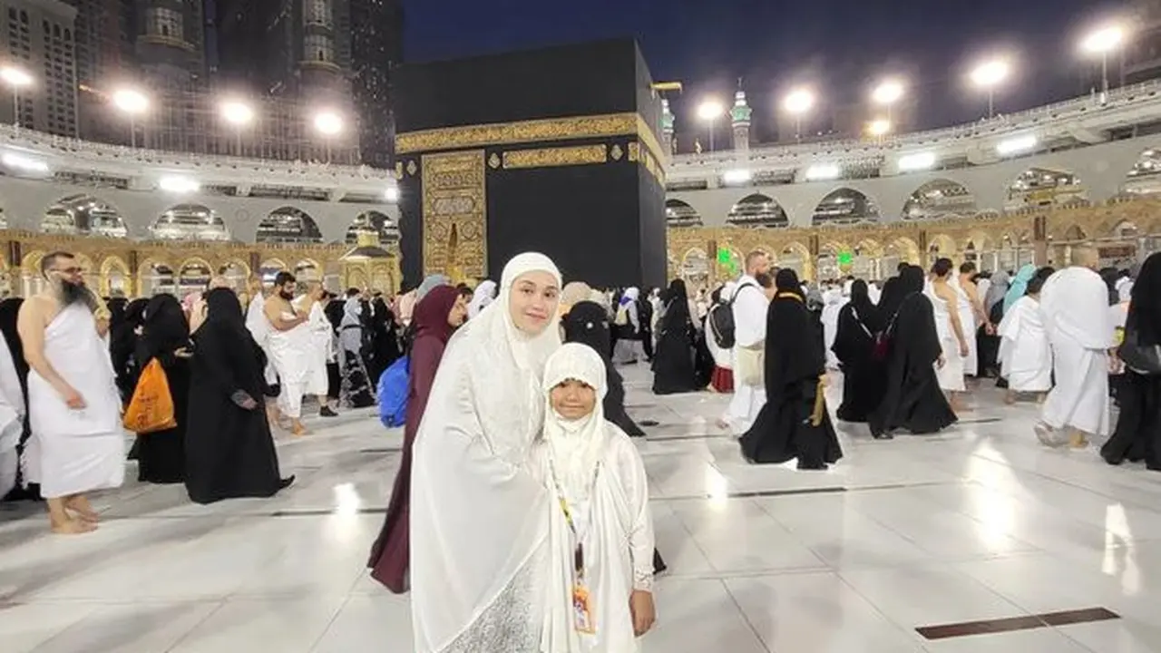 Umrah Bareng Keluarga, Ini 7 Potret Ayu Ting Ting saat di Depan Kabah