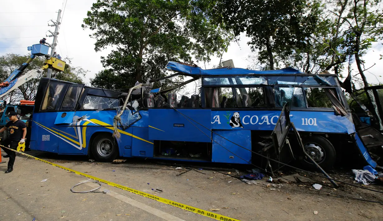  Garis polisi terpasang di sekitar lokasi kecelakaan, Tanay, Filipina, Senin (20/2). Bus itu mengangkut 50 remaja, seorang pemandu wisata dan sopir. (AP Photo / Aaron Favila)
