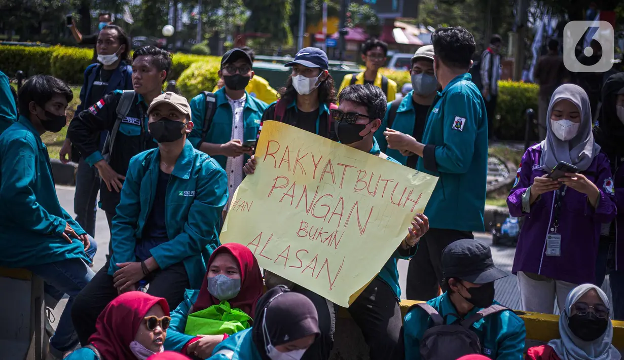 Mahasiswa yang tergabung dalam Aliansi BEM Seluruh Indonesia melakukan aksi di kawasan Patung Kuda, Jakarta, Senin (28/3/2022). Dalam aksi tersebut mahasiswa menyampaikan protes terhadap pemerintah atas beberapa masalah yang terjadi di beberapa waktu terakhir. (Liputan6.com/Faizal Fanani)