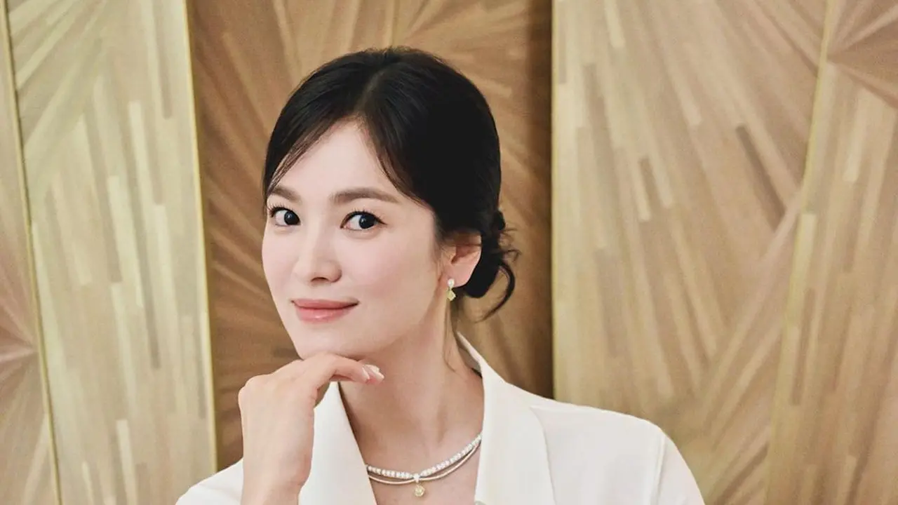 Pesona Menawan Song Hye Kyo yang Tetap Berkibar di Tengah Kabar Kelahiran Anak Pertama Song Joong Ki