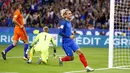 Antoine Griezmann membuka keunggulan bagi Prancis pada menit ke-14 saat mengecoh kiper Belanda pada kualifikasi Piala Dunia 2018 Grup A di Stade de France stadium, Saint-Denis, (31/8/2017). Prancis menang 4-0. (AP Photo/Francois Mori)