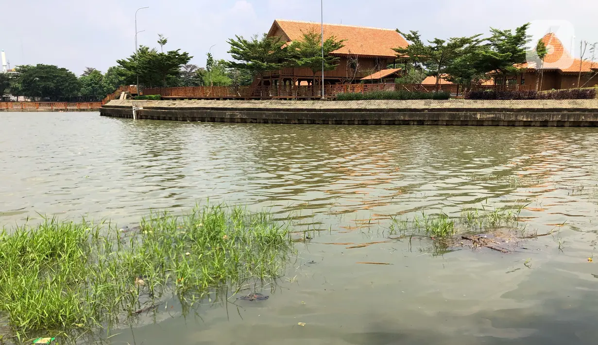 Suasana perkampungan budaya betawi Setu Babakan yang sepi pengunjung di Jakarta Selatan, Selasa (17/3/2020). Sepinya kawasan Setu Babakan merupakan imbas dari kebijakan Pemprov DKI Jakarta yang menutup sejumlah tempat wisata sebagai upaya pencehagan Covid 19. (Liputan6.com/Immanuel Antonius)