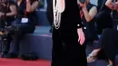 Cate Blanchett mengenakan jumpsuit beludru hitam rancangan Giorgio Armani Privé yang anggun dengan bagian belakang rendah dihiasi untaian mutiara. [Foto: Hello Magazine]