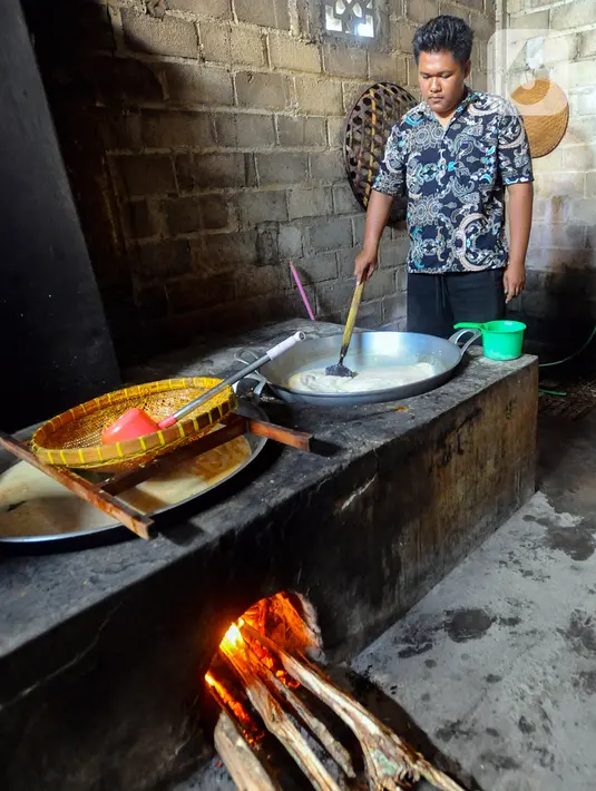 <p>Makanan ini adalah hidangan tradisional yang dikonsumsi sehari-hari dan digunakan sebagai sajian tradisi selamatan. (merdeka.com/Arie Basuki)</p>