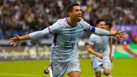 Pemain Riyadh All Star Cristiano Ronaldo melakukan selebrasi usai mencetak gol ke gawang Paris Saint-Germain (PSG) pada pertandingan sepak bola persahabatan di King Saud University Stadium, Riyadh, Arab Saudi, 19 Januari 2023. PSG mengalahkan Riyadh All Star dengan skor 5-4. (AP Photo/Hussein Malla)