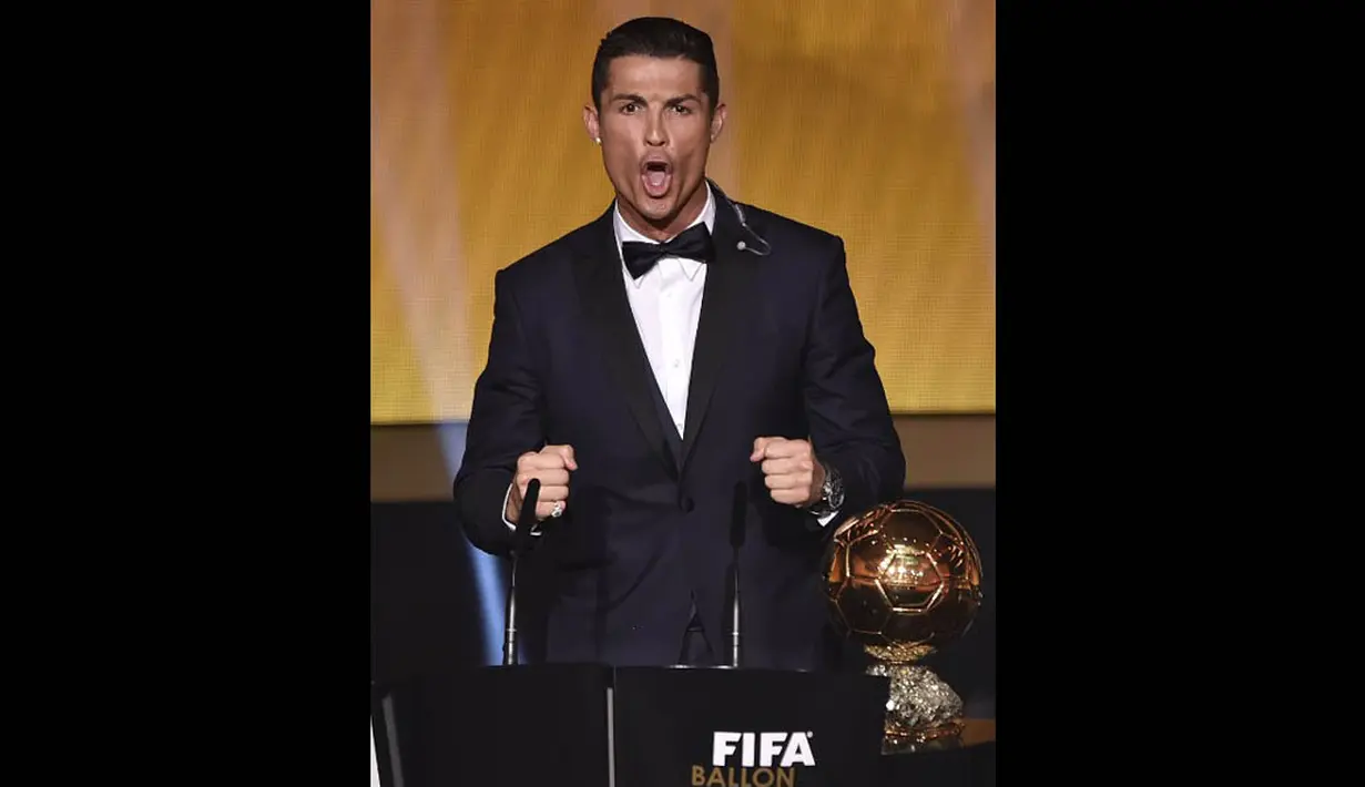 Ekspresi Cristiano Ronaldo saat kembali dinobatkan sebagai pemain terbaik dalam ajang FIFA Ballon d'Or 2014, Swiss, Senin (12/1/2015). (AFP PHOTO/Fabrice COFFRINI) 
