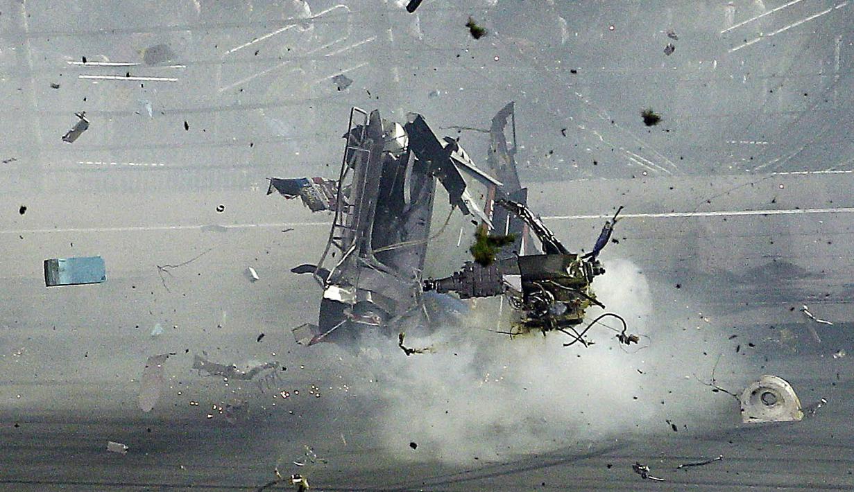Mobilnya hancur berkeping-keping. Beruntung Austin Dillon selamat. (Reuters/Reinhold Matay-USA TODAY Sports)