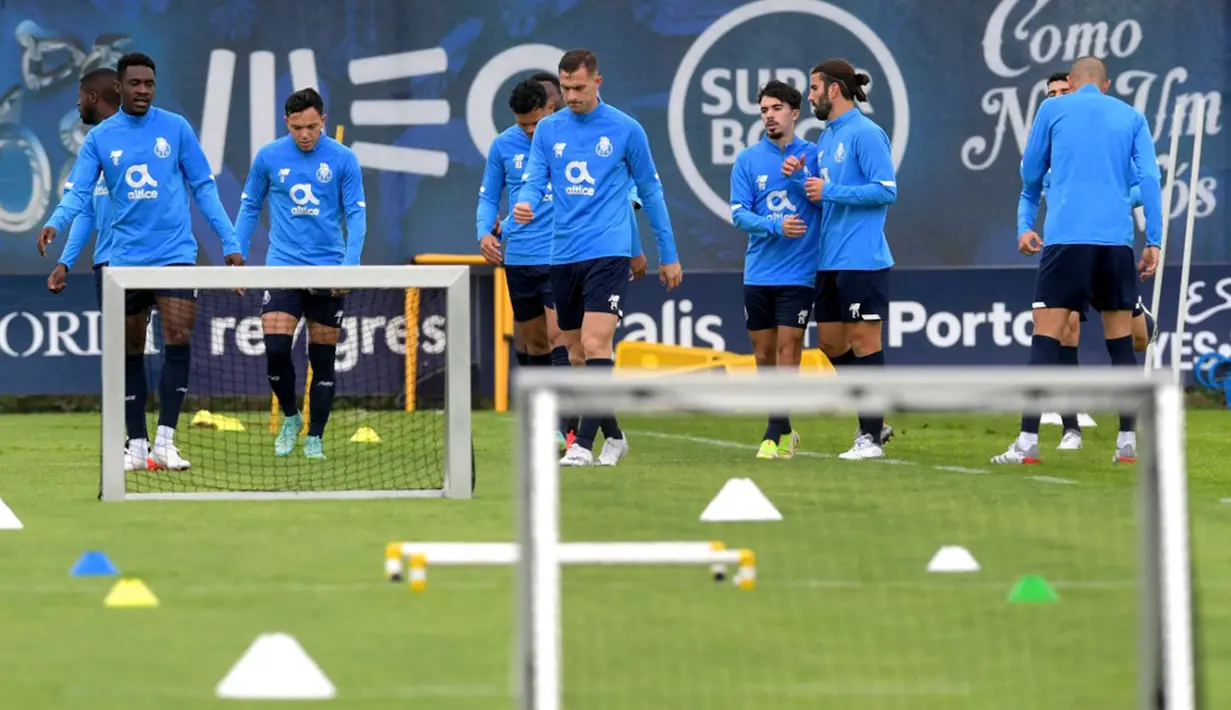 Para pemain FC Porto ambil bagian dalam sesi latihan jelang menghadapi AC Milan pada pertandingan Grup B Liga Champions di FC Porto's Olival, Vila Nova de Gaia, Portugal, 2 November 2021. Porto akan melawan AC Milan pada 4 November 2021. (FERNANDO VELUDO/AFP)