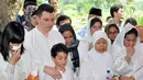 Maudy Koesnaedi tampak menahan air mata saat mengantar jenazah almarhumah ibunda tercinta, Sondari Soemijati ke peristirahatan terakhirnya di TPU Karet Bivak, Jakarta, Kamis (16/4/2015). (Liputan6.com/Panji Diksana)