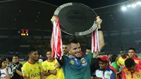Pelatih Bhayangkara FC, Simon McMenemy mengangkat trofi juara Liga 1 (Liputan6.com/Helmi Fithriansyah)