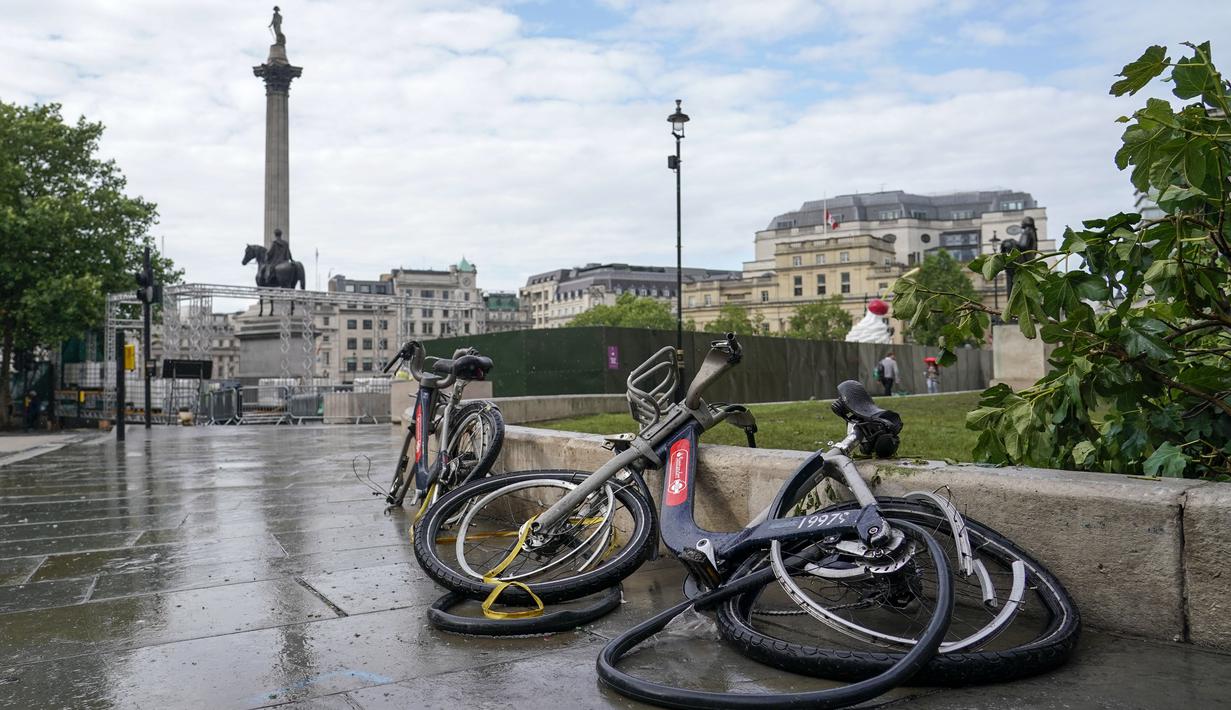 Ada banyak cerita tersisa usai laga final Euro 2020 (Euro 2021) antara Timnas Inggris melawan Italia. Termasuk rusaknya fasilitas umum dan berseraknnya sampah di kota tersebut. (Foto:AP/Alberto Pezzali)