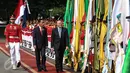 Presiden Joko Widodo berjalan bersama PM Selandia Baru John Key saat upacara penyambutan di Halaman Istana Merdeka, Jakarta,  (18/7). Dalam kunjungan John Key membahas tentang peningkatan hubungan Indonesia-Selandia Baru. (Liputan6.com/Faizal Fanani)