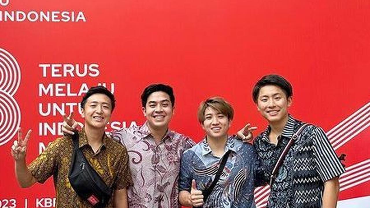 Sedang Liburan, Ini Momen Jerome Polin dan Waseda Boys Ikut Upacara 17-an di China