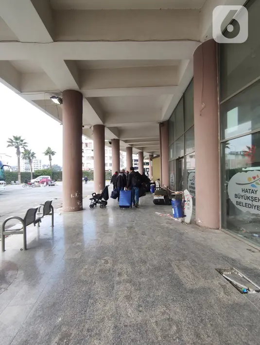 Penumpang membawa koper berjalan di Antakya Terminal Otobus atau Terminal Antakya di Provinsi Hatay, Turki, Minggu (19/2/2023). Antakya Terminal Otobus atau Terminal Antakya di Provinsi Hatay, Turki rusak parah akibat gempa magnitudo 7,7, Senin 6 Februari 2023. (Liputan6.com/Andre Haryanto)