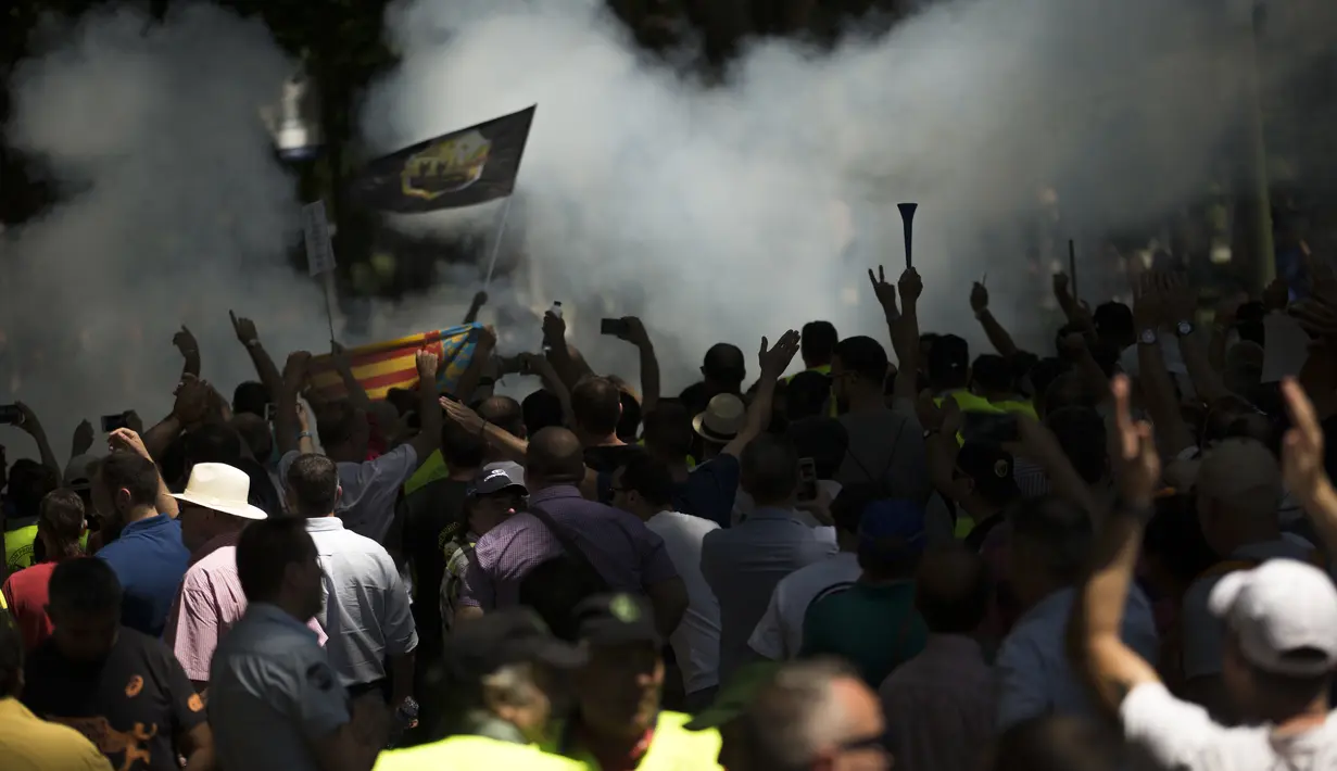 Serikat Pekerja Taksi Spanyol menggelar demonstrasi di Madrid, Spanyol, Selasa (30/5). Aksi tersebut sebagai bentuk protes kepada layanan berbasis online yang dinilai bisa mematikan mata pencarian sopir taksi. (AP Photo / Francisco Seco)