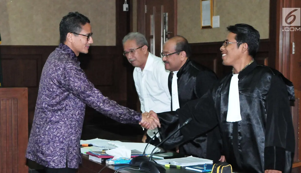 Sandiaga Uno bersalaman dengan tim kuasa hukum usai menjadi saksi di Pengadilan Tipikor, Jakarta (30/8). Sidang tersebut beragenda mendengar keterangan saksi-saksi. (Liputan6.com/Helmi Afandi)