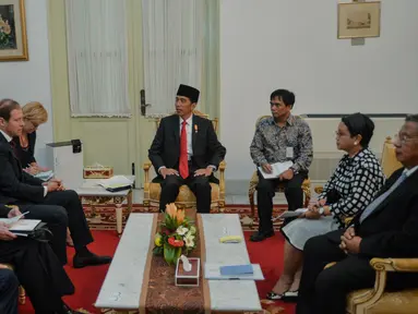 Presiden Joko Widodo berbincang dengan Menteri Perindustrian dan Perdagangan Rusia Denis Manturov beserta delegasi di Istana Merdeka, Jakarta, Jumat (7/1/2016). Pertemuan membahas kerjasama pengolahan hasil pertambangan. (Liputan6.com/Faizal Fanani)