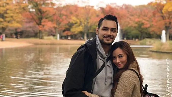 [Bintang] 8 Potret Keromantisan Jonas Rivanno dan Asmirandah