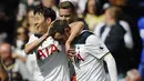 Pemain Tottenham, Son Heung-min (kiri) merayakan gol bersama rekannya Vincent Janssen saat melawan Bournemouth pada laga Premier League pekan ke-33 di White Hart Lane stadium, London, Sabtu (15/4/2017). Tottenham menang 4-0. (AP/Frank Augstein)