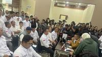Kapten Timnas Anies-Muhaimin (AMIN) Syaugi Alaydrus memimpin langsung proses pendaftaran Perselisihan Hasil Pemilihan Umum (PHPU) untuk Pemilu Presiden 2024. (Liputan6.com/Muhammad Radityo Priyasmoro).