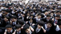Ribuan mahasiswa Jepang berteriak dan mengangkat tangan untuk meningkatkan semangat mereka sebelum mengikuti acara bursa kerja di sebuah teater terbuka di Tokyo (25/2). (REUTERS/Issei Kato)
