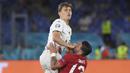 Nicolo Barella. Ia merupakan salah satu trisula lini tengah Italia yang tampil solid di tiga laga fase grup. Berkat perannya bersama Jorginho dan Manuel Locatelli, tiga kemenangan sukses disapu bersih. Manghadapi Austria, umpan-umpan matangnya kembali dinantikan. (Foto: AP/Pool/Alberto Lingria)