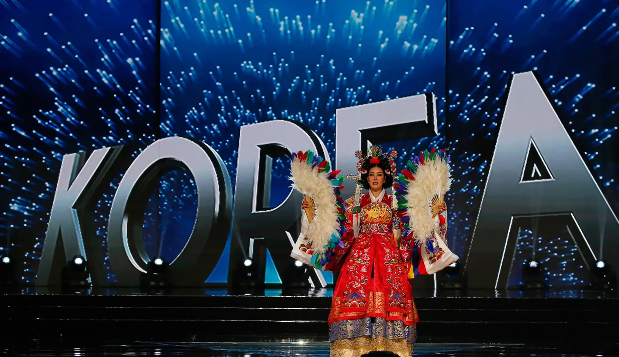 Wakil Korsel, Jenny Kim menampilkan kostum nasionalnya di sesi Preliminary Show Miss Universe 2016 di Manila, Kamis (26/1). Sebanyak 86 kontestan akan kembali berkompetisi di malam final Miss Universe pada 30 Januari mendatang (AP Photo/Bullit Marquez)