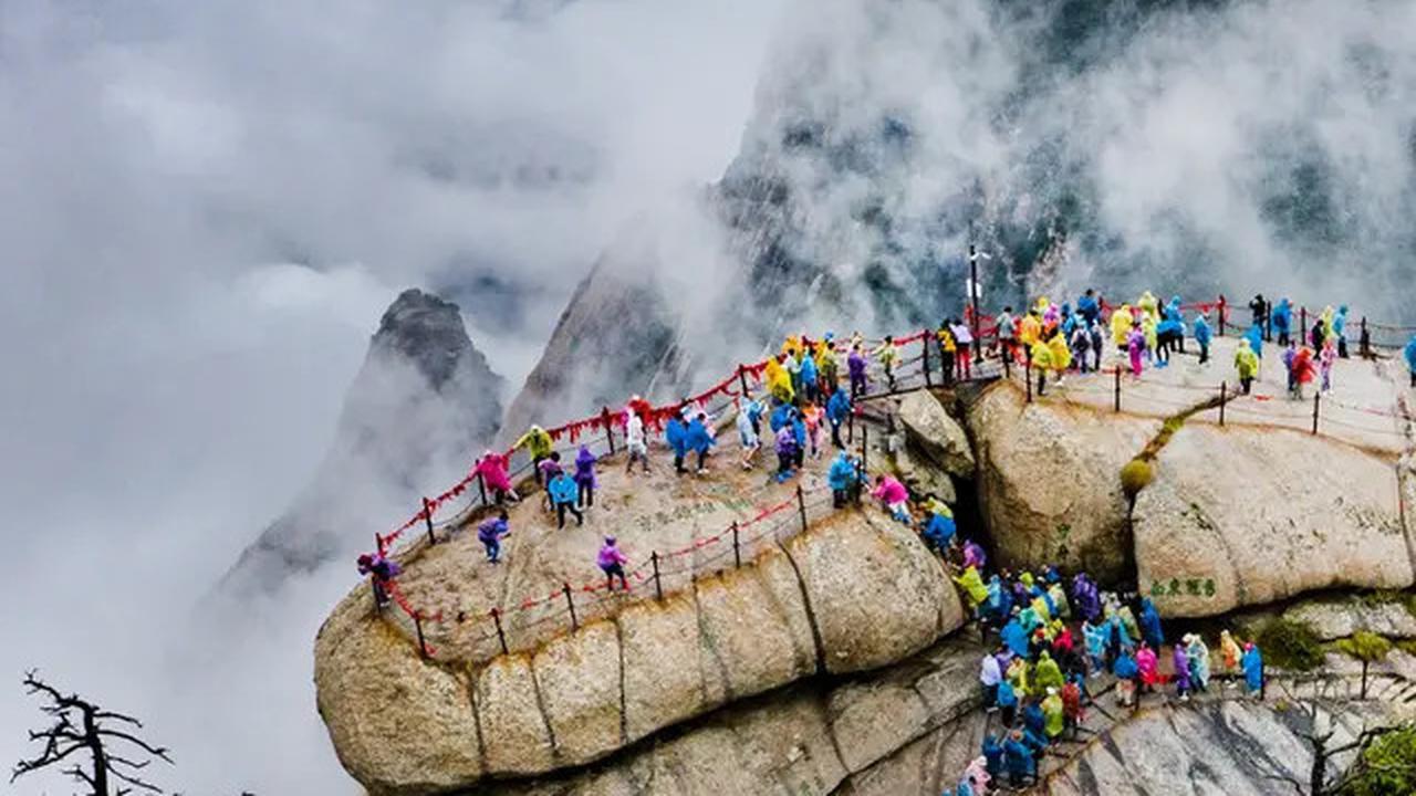 Tren Sewa Teman Naik Gunung di China, Makin Tampan Bayarannya Makin Mahal