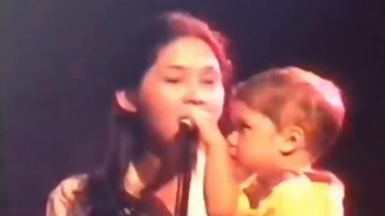 Potret Lawas Maia Estianty Jadi Backing Vocal Dewa 19, Masih Awal Karir - Bernyanyi Sambil Gendong Al Kecil