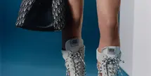 Dior baru saja meluncurkan Signature Bucket Bag dari koleksi Spring Summer 2025. [Dok/Dior].