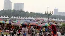 Ribuan pengunjung itu juga memadati stand yang menjajakan kuliner dan produk-produk lainnya untuk segala kalangan, Jakarta, Rabu (11/6/2014) (Liputan6.com/Faisal R Syam).
