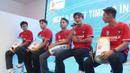 <p>Pemain Timnas Indonesia, Alfeandra Dewangga (kedua kanan) berbicara didampingi rekan-rekannya (dari kiri) Edo Febriansyah, Jack Brown, Marselino Ferdinan dan Malik Risaldi saat acara Meet and Greet PSSI di Rumah Indofood Jakarta Fair 2024, Kemayoran, Jakarta, Kamis (4/7/2024). (Bola.com/M Iqbal Ichsan)</p>
