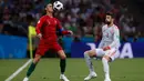 Penyerang Portugal Cristiano Ronaldo berusaha mengontrol bola dari kawalan bek Spanyol Gerard Pique saat bertanding pada grup B Piala Dunia 2018 di Stadion Fisht di Sochi, Rusia (15/6). Portugal dan Spanyol bermain imbang 3-3. (AP Photo/Manu Fernandez)