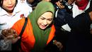 Istri Gubernur Sumatera Utara, Evy Susanti ditahan usai menjalani pemeriksaan di KPK, Jakarta, Senin (3/8/2015). Evy ditahan terkait kasus suap terhadap hakim PTUN Medan. (Liputan6.com/Helmi Afandi)