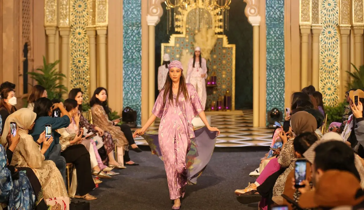 Bertema Sundaland, koleksinya timeless berupa celana bahan sifon, kaftan, hingga kebaya yang bisa digunakan sehari-hari. [Foto: Adrian Utama P].