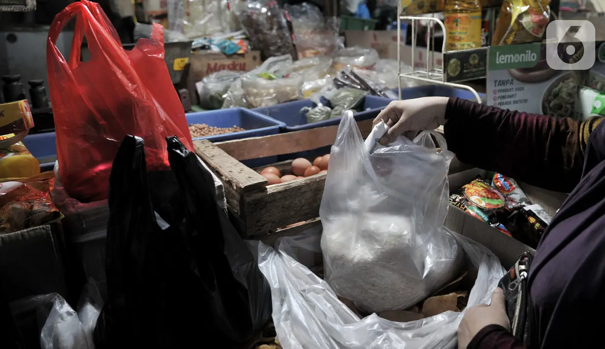 <p>Warga menggunakan kantong plastik saat berbelanja di Pasar Tebet Barat, Jakarta, Kamis (6/2/2020). Pemprov DKI telah menetapkan Pasar Tebet Barat dan Pasar Tebet Timur sebagai pasar percontohan gerakan pengurangan kantong kresek atau kantong plastik sekali pakai. (merdeka.com/Iqbal S Nugroho)</p>